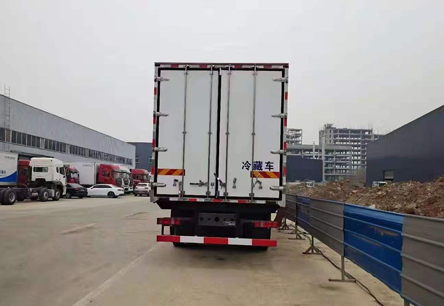 重汽豪瀚前四后八冷藏車